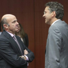De Guindos conversa con el presidente del Eurogrupo, Jeroen Dijsselbloem. OLIVIER HOSLET