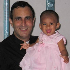 Ignacio Doñoro, con una niña acogida. DL