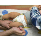 Un pediatra vacuna a un niño contra el sarampión, el pasado enero en Northridge (California). /