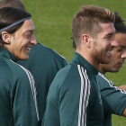 Ramos, junto a Ozil, en un entrenamiento de esta semana.