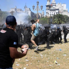 Choques entre policía y manifestantes contra el recorte de las pensiones en Buenos Aires.