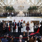 Donald Trump acompañado de su familia durante la inauguración del hotel en Washington.