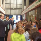 Los alumnos del CRA de Villacedré atienden a las explicaciones de Antonio en Mercaleón.