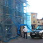 Un coche de la Guardia Civil, ante la fachada del estanco en el que ocurrió el atraco.