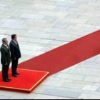 El canciller alemán, Gerhard Schroeder, recibe al primer ministro rumano, Calin Tariceanu, en Berlín