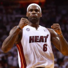 Lebron James celebra una canasta.