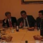 Domingo Fuertes, centro, durante la comida del CEL con los periodistas