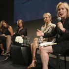 La senadora Kirsten Gillibrand (derecha) habla en un acto en favor de las mujeres, en junio del 2011.