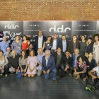 Foto de familia de la fiesta del martes, con los miembros del equipo de 'Días de cines' y algunos invitados, entre ellos, los directores Montxo Armendáriz, Gonzalo Suárez y Fernando Colomo, así como el actor catalán Pau Durà a la izquierda del grupo.