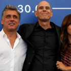 El director Samuel Maoz (centro), con los actores Lior Ashkenazi y Sara Adler durante la presentación de Foxtrot en Venecia.