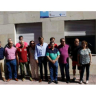 Concentración de alcaldes y concejales de la comarca frente al centro de salud de Boñar. CAMPOS