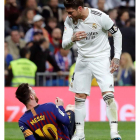 Leo Messi y Sergio Ramos discuten en un lance del partido en el Santiago Bernabéu.