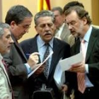 López Garrido (PSOE) y Álvaro Cuesta (PSOE) charlan antes del comienzo de la comisión del 11-M