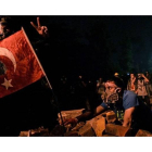 Un manifestante, en una barricada una bandera turca con la imagen de Ataturk, en Estambul.