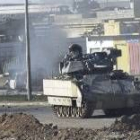 Soldados americanos llegan al lugar del atentado ayer en Mosul