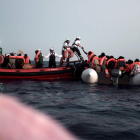Fotografía facilitada por SOS Mediterranée del rescate de parte de los inmigrantes. KENNY KARPOV