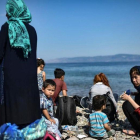 Inmigrantes tras haber cruzado el mar Egeo para llegar a Grecia desde Turquía.