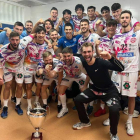 Los jugadores celebran el triunfo del Ademar en la Copa Castilla y León, el quinto seguido. ADEMAR
