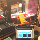 La ingeniera Elena Hidalgo Martín ha ganado el Premio Innova TIC 2018 que concede el Diario de León por el desarrollo de una cama inteligente que monitoriza al paciente y alerta cuando se levanta de la cama, para evitar caídas y las patologías asociadas.