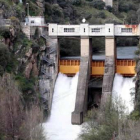 Salto de agua de la Fuente del Azufre en Ponferrada. L. DE LA MATA