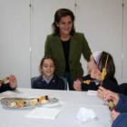 La concejala con algunos de los niños que participan en el taller de nutrición