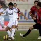 El capitán madridista Raúl intenta controlar el balón ante la presión del jugador del Mallorca Ramis