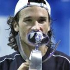 Moyá luce orgulloso con el trofeo que le acredita como ganador al término del partido de la final