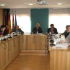 La portavoz del PAL-UL y el alcalde debaten durante la sesión plenaria celebrada ayer.