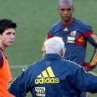 Luis da instrucciones en el entrenamiento, observado por Senna, frente a él, y Fábregas