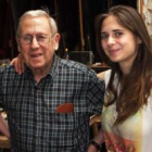 El artista Luis García Zurdo, en su casa y taller de San Feliz de Torío, junto a su hija Graciela.