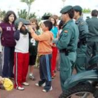 Los niños se acercaron a disfrutar de la exhibición de la Guardia Civil en Villaquilambre