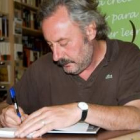 Julio Llamazares, durante la firma de ayer en la librería Artemis