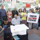 Ramiro Pinto antes de abandonar la huelga de hambre, rodeado de las personas que acudieron hoy a apoyarle.