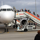 Pasajeros suben a un avión en la pista del aeropuerto de León en una imagen del pasado otoño.