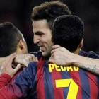 Los jugadores del Barcelona, Alexis, Cesc Fábregas y Pedro celebran el segundo gol.