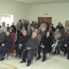 Los vecinos de Nogarejas escuchan las explicaciones sobre el proceso, en el concejo celebrado ayer