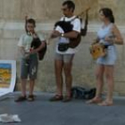 La familia Tramp tocando instrumentos típicos gallegos en la capital leonesa