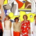 La Reina posa delante del cuadro «Brochazos»