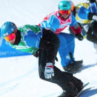 Lucas Eguibar, detrás del holandés Glenn de Bois, en una de las bajadas del snowboardcros de La Molina de Copa del Mundo, este sábado.