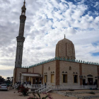 Exterior de la mezquita de Al-Rauda en la que tuvo lugar el brutal atentado. STRINGER