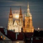 Vista de noche de la catedral de San Vito, en Praga.