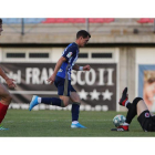 Buenacasa, de la Deportiva, marca el segundo gol de su equipo durante el amistoso disputado en el campo de O Couto ante el UD Ourense. LUIS DE LA MATA