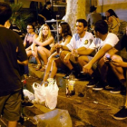 Un grupo de jóvenes hace botellón en una plaza de Barcelona.