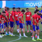 Julen Lopetegui, rodeado por sus jugadores en un entrenamiento de 'La Roja'.