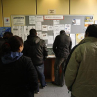 Desempleados en busca de un trabajo se arremolinan en las oficinas de Empleo de la Junta