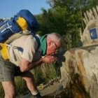 Un peregrino sacia su sed en una de las fuentes del Camino