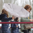 Caminar bajo el viento y la lluvia se convirtió ayer en León en una compleja labor. JESÚS F. SALVADORES