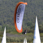 Víctor Rodríguez vuela con su parapente en El Yelmo.