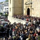 Miles de vecinos acuden a los funerales de los cinco jóvenes muertos
