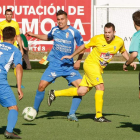 Álex Matos, autor del segundo gol bañezano, se lleva un balón entre dos contrarios. LA OPINIÓN DE ZAMORA
